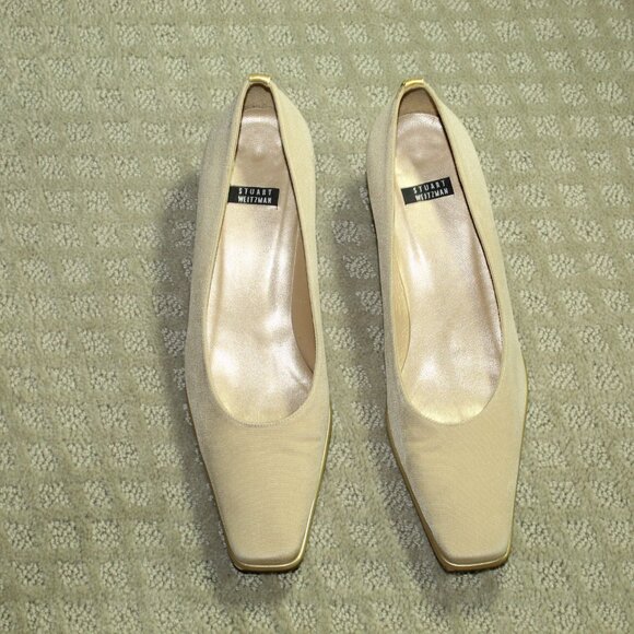Stuart Weitzman Wm 8B Beige Fabric Gold Patent Accent 1.75" Block Kitten Heels - Picture 2 of 6